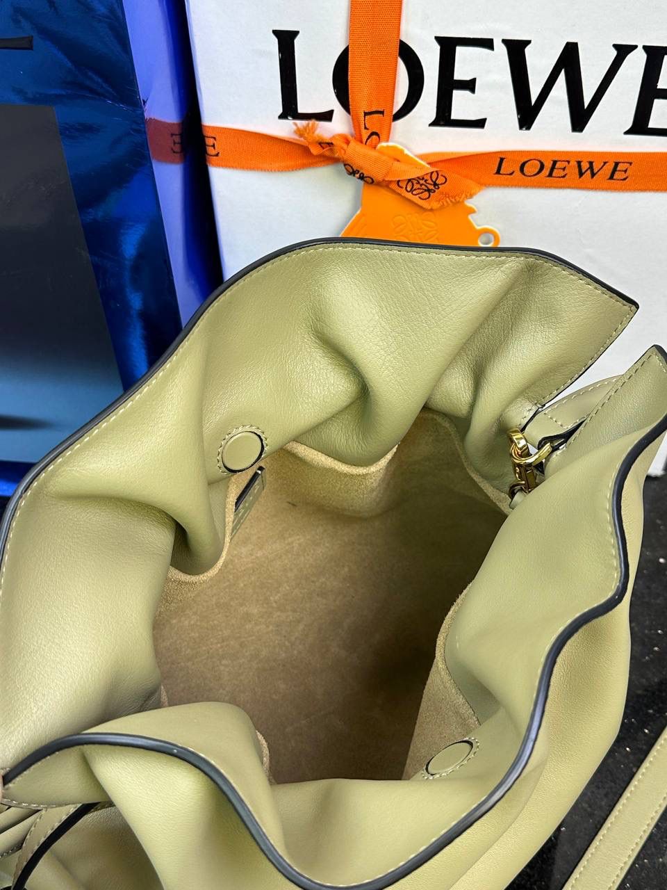 全新升级—中号𝙁𝙡𝙖𝙢𝙚𝙣𝙘𝙤出货啦✅ ❤️升级版福袋正面新增品牌烫金𝙇𝙤𝙜𝙤代替压印𝙇𝙤𝙜𝙤，肩带加宽同时增加两侧狗扣五金代替原本皮穿扣肩带，精致又便捷🥰 ❤️独家定制皮料五金，小牛皮皮质手感十分柔软且耐用，肩带🉑拆卸🉑调节，多种背法任你选择，容量超大，日常出行必备😍 ❤️独家品控，完全对版细节，全套礼盒🎁包装给你满满的仪式感🥰 中号尺寸：𝟑𝟎-𝟐𝟒.𝟓-𝟏𝟎.𝟓𝐜𝐦 款号：052028 黏土绿/新【配全套礼盒】