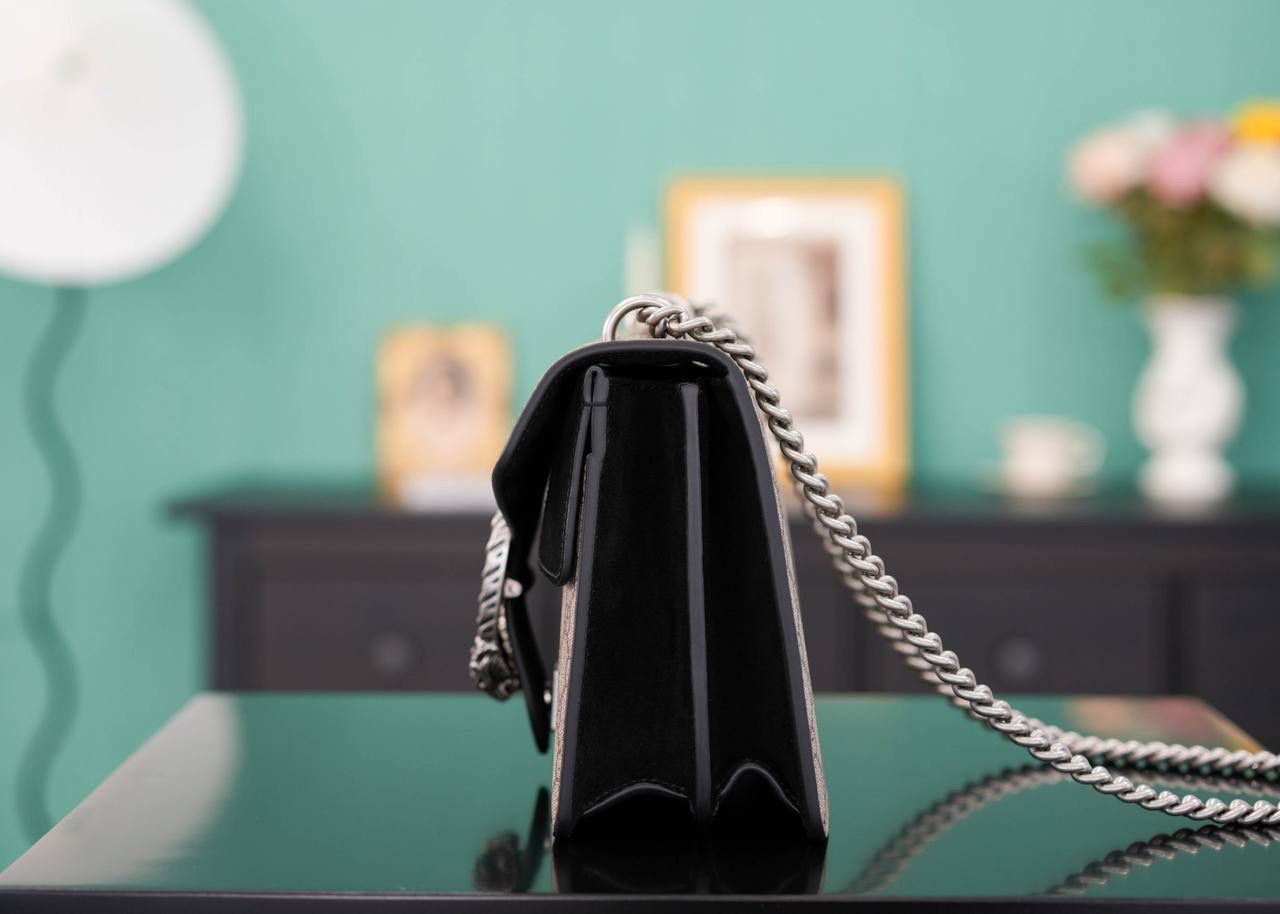 🥯GG Dionysus系列小号手袋酒神 老花黑 28cm GG家入门级小包推荐，酒神里面的经典基础款 经典酒神扣搭配原厂小牛皮 出镜率非常高 简直是穿搭利器 官方款号 476432 尺寸迷你：16.5x10x4cm 尺寸小号：28x17x9cm