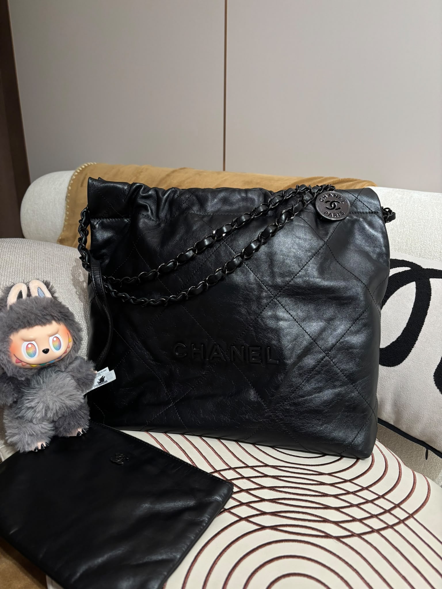 Chanel 22 small so black calfskin,100%Authentic, 95%new ，✅晶片✅Dust bag✅box