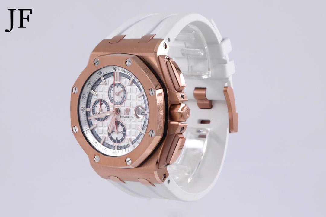 🚀品牌：AP 大熊猫🚀 系列：俗称金大熊猫 机芯：3126计时自动机械 材质：316精钢表壳 陶瓷圈 直径：42mm 皮带：橡胶表带 表扣：原装针扣 玻璃：蓝宝石水晶玻璃