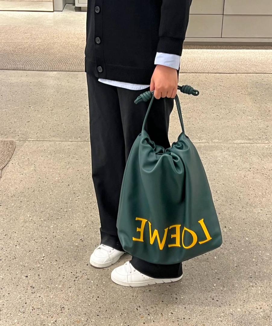 🎈全新福袋𝗙𝗹𝗮𝗺𝗲𝗻𝗰𝗼 𝗧𝗼𝘁𝗲 ——【常青色到货✅】 尺寸：𝟒𝟔-𝟏𝟐.𝟓-𝟒𝟏𝐜𝐦 编码：052026【配防尘袋，没有盒子】 ❤️以经典Flamenco系列手袋👜为基础，新款Flamenco Tote手袋采用加长廓形，正面饰品牌超大对比色𝐋𝐎𝐄𝐖𝐄标志，外部进口Napa小牛皮，内里绒面设计，整个包手感超级柔软舒服。 ❤️超大容量设计，磁扣开合，1个拉链内袋，可肩背或者手提✌🏻，可放15寸电脑💻，出行通勤必备，无论男女都🉑轻松驾驭。