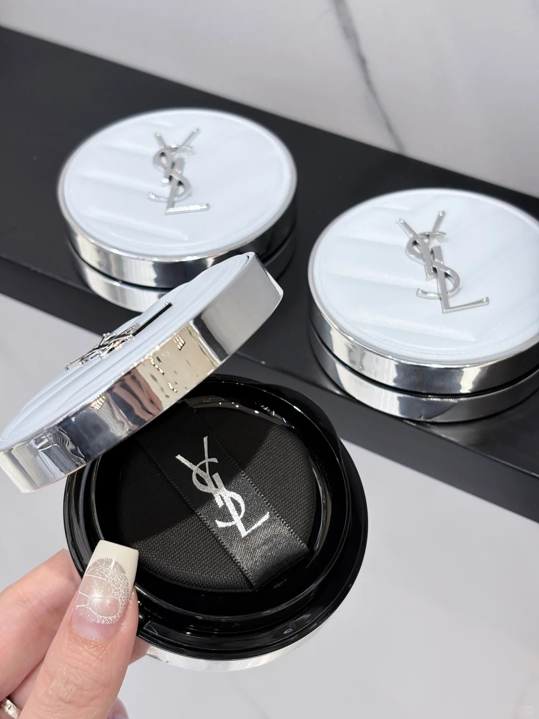 2026限定新品！YSL 聖羅蘭 冰感柔霧藍氣墊 冰川藍水散粉 All Hours Blur Cushion Limited Icy Blue Edition