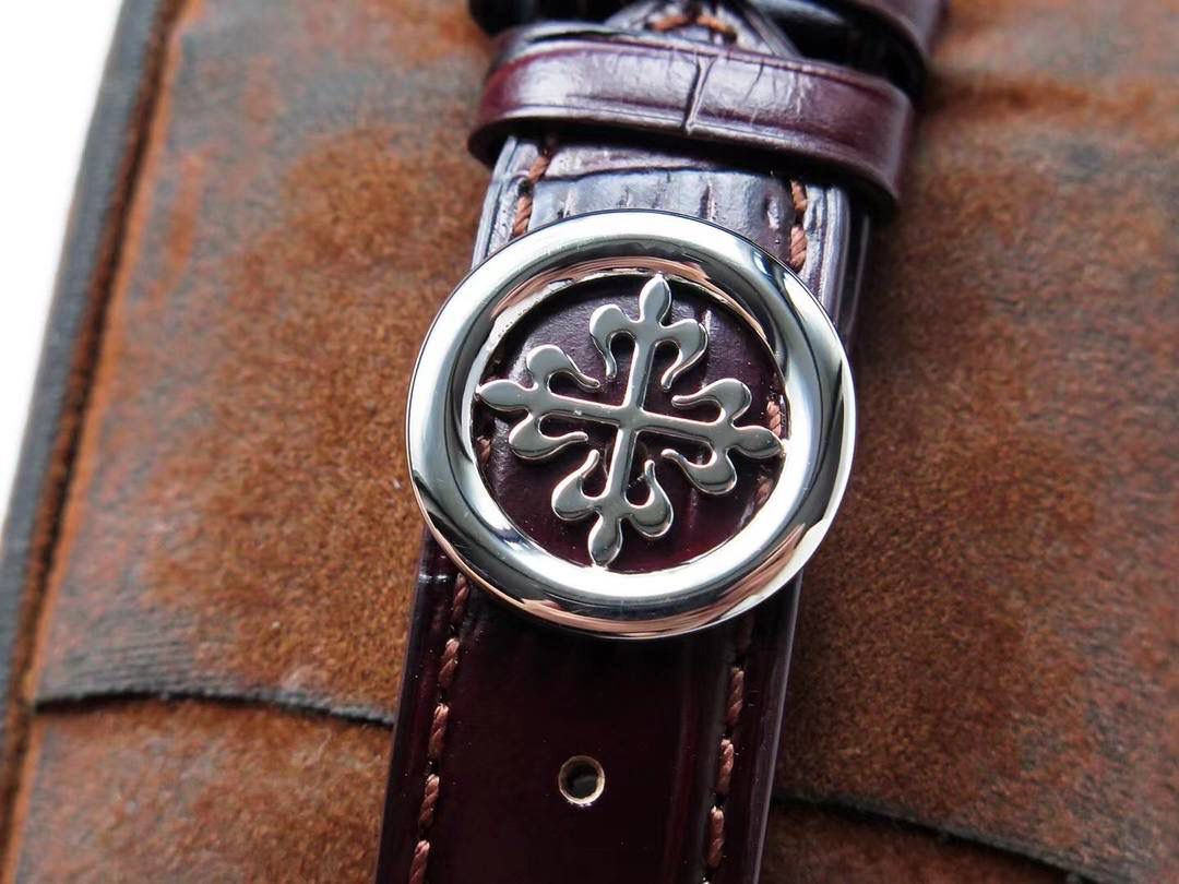 ✅重金打造经典时计｜百达翡丽5320G-001超级复杂款 40mm一体冲压双层精钢表壳，承袭经典设计📜 奶油色表盘复古拉满，边缘密分秒刻度+金质阿拉伯数字+5分钟凸圆刻度，立体感十足✨ 巴顿式时分针配尖长针尖，复刻1950年代Ref.1463经典指针🕐 6点位月相+日期窗，右侧闰年指示、左侧日夜显示，万年历标识清晰易懂🌙 内置仿324 S Q精装自动机芯，夹板倒角打磨、鱼鳞纹+日内瓦波纹加持，包金雕刻+精磨螺丝细节拉满⚙️ 搭配朱古力啡色鳄鱼皮表带，复古氛围感拉满，诚邀表友品鉴👑