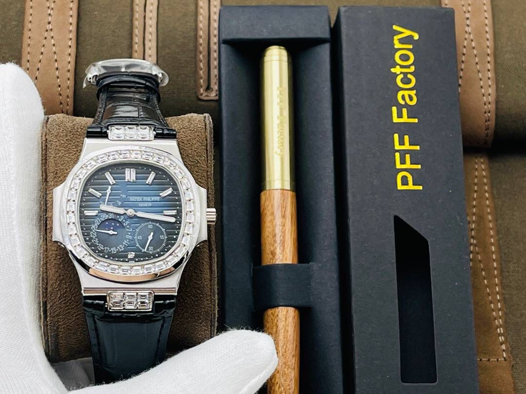 V3升级版 【市场最高品质版本】百达.翡丽Patekphilippe运动系列（鹦鹉螺）5724（霸道总裁）升级版珍珠陀！ 1⃣️所有功能同正品（10字位动能显示，7字位日历和月相 4字位小秒针），和原装一样的带水平压纹图案，带荧光刻度 ！ 2⃣️直径40毫米，904L精钢镀金，蓝宝石玻璃镜面。 3⃣️5722和5724款的外钻为施华洛世奇钻，通透闪亮，气质非凡。在目前技术范畴内尽可能接近原装，此款腕表可以让您驾驭所有场合！ 匠心之作 欢迎您的品鉴！（现在买就送定制版一支商务用笔，让您的品味十足，气派十足，从容面对任何挑战）
