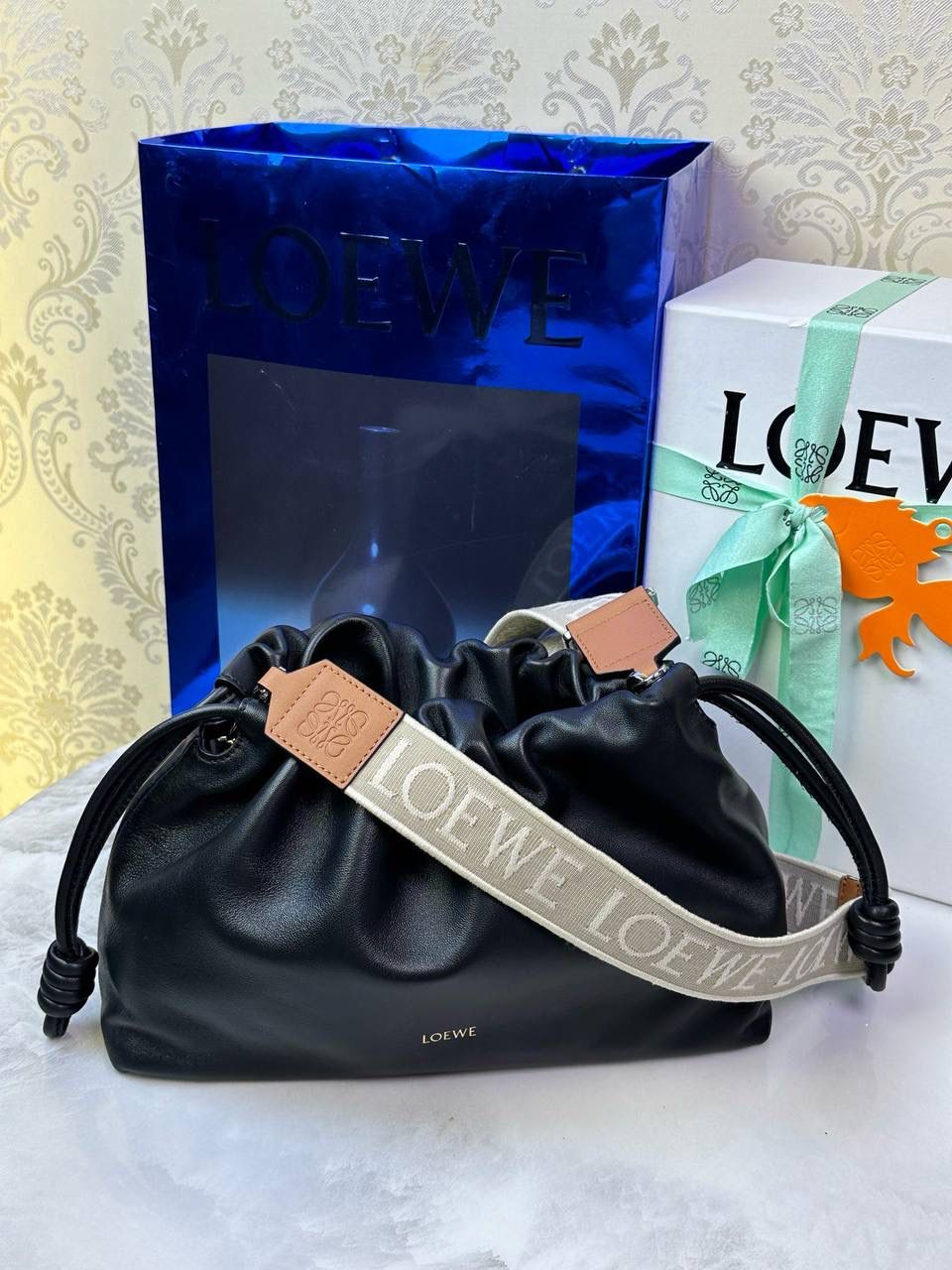 论一个包💼如何变得更高级系列‼️ 👉🏻胸针➕宽肩带➕球吊饰 （特别提醒⏰：所有配饰都需要另外购买‼️）