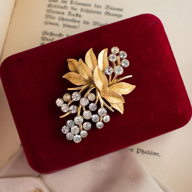 Vintage C.a. 1950s Crown Trifari Bejewelled Grape Brooch (MN414)