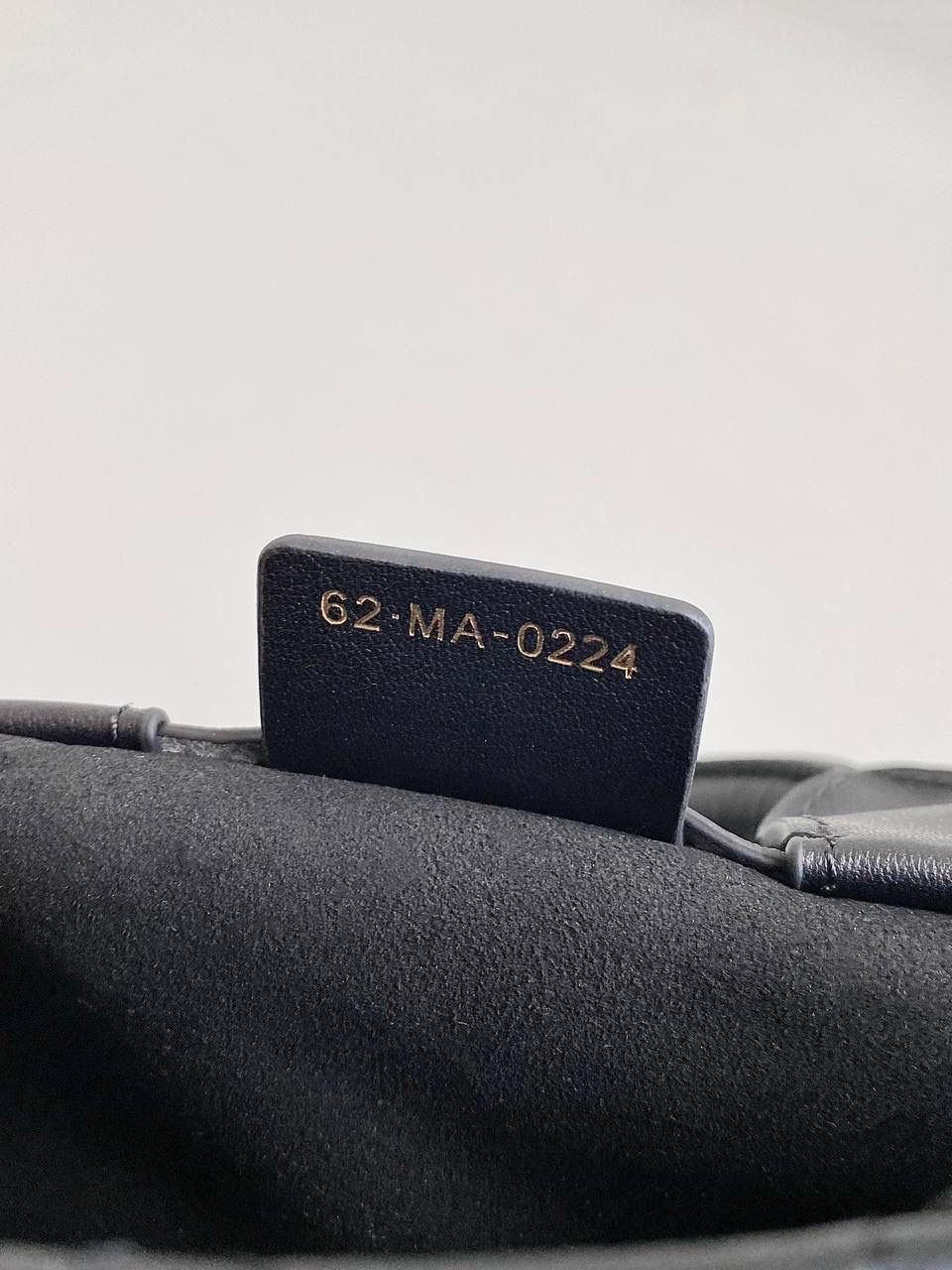 🈶全皮黑，mini 𝗗𝗜𝗢𝗥 𝗯𝗼𝗼𝗸 𝘁𝗼𝘁𝗲24新款 不得不说，D家确实好会玩啊 可以背的托特来了！简直不要太棒 在最最最经典的托特上又衍生爆款了🔥🤟🏻 可可爱爱的mini尺寸，恨不得天天背！😍 21.5×13×7.5cm