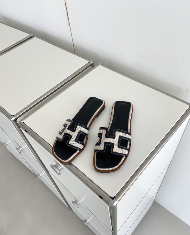 Contrast Hannah Sandals (3 colors)