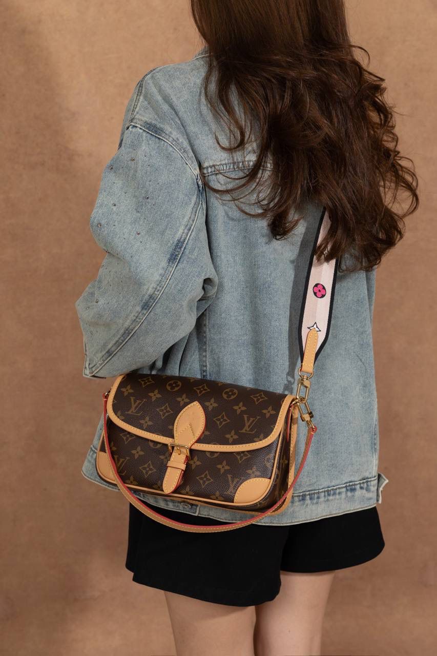 LV老花包💼😍 皮料采用意大利 A 级皮料，品质卓越。不管是是手感还是耐用性都堪称一流。五金精致，面料考究，手工精湛，油边细腻，每一个细节都彰显着 A 级出品的高标准。图片与产品一致，所见即所得哟🔥🔥 Size：25x15x19cm 细节真的很顶！ 渠道货的工艺一看就懂，从走线、五金到皮料和油边，全部都很细。 整体质感在线，拿在手上就知道做工不马虎，真的越看越爱😍