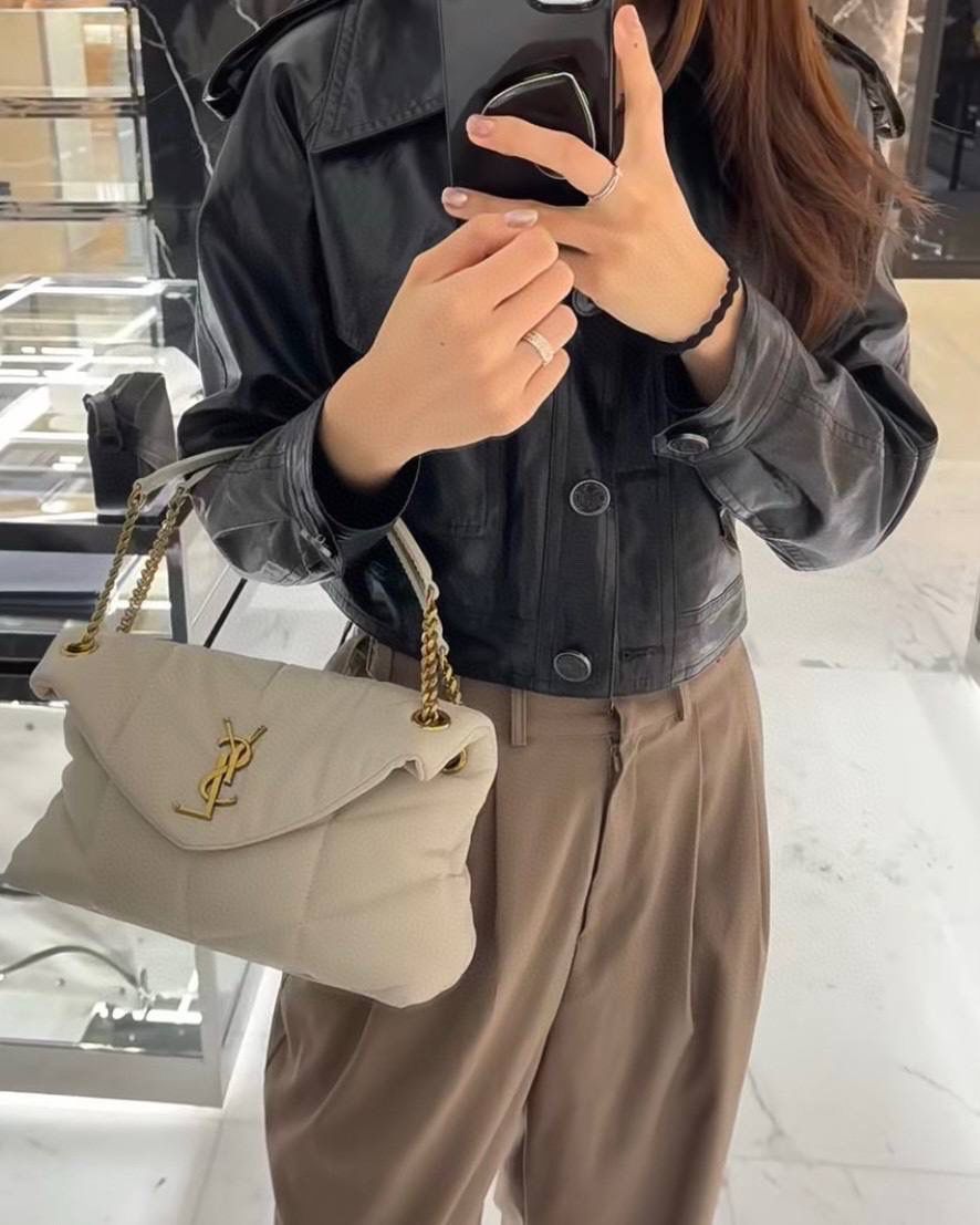 ys1 loulou puffer绗缝羊皮包：小号白金🥚 每家每户都有出个软绵绵的云朵包 它能从中脱颖而出有它的道理 特别洋气千金风，上身是真好看！ 小羊皮手感也软乎乎的很舒服 自重轻容量大～ 通勤日常都no problem☺️ 29×17×11cm577476m