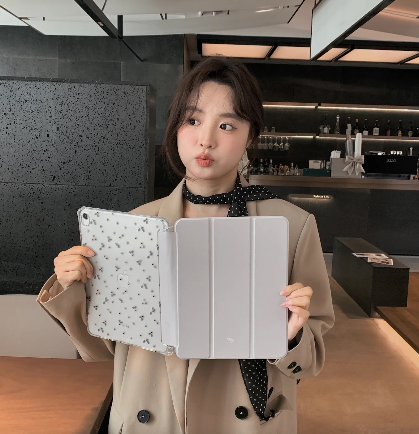 【FlowerBox VOL.42*BEIGE*】透明磨砂書本式 iPad Case