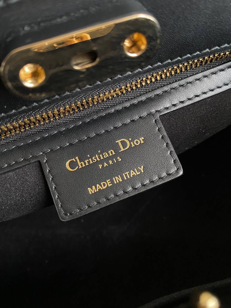 🈶 黑色中号 𝗗𝗜𝗢𝗥 𝗞𝗲𝘆手袋/腋下包 啊啊啊贵妇们还没买的都看过来 如此复古法式浪漫的包一定要拎在你手上 首批即出即断！都在翻单再翻单了！！ 早已大火全网时髦界，没有人不爱啊 独特的梯形包身➕细长手柄，优雅高贵 它的悬锁更是绝绝子，两个尺寸可选 小个子女生也可放心的冲大号 日常通勤什么大场合都能给你冲锋 拿捏得恰到好处，找不出一处缺点地方 真是把复古风玩得明明白白，美死了！！ 中号：27×16.5×13.5cm，#6098m 小号：22x12.5x12cm