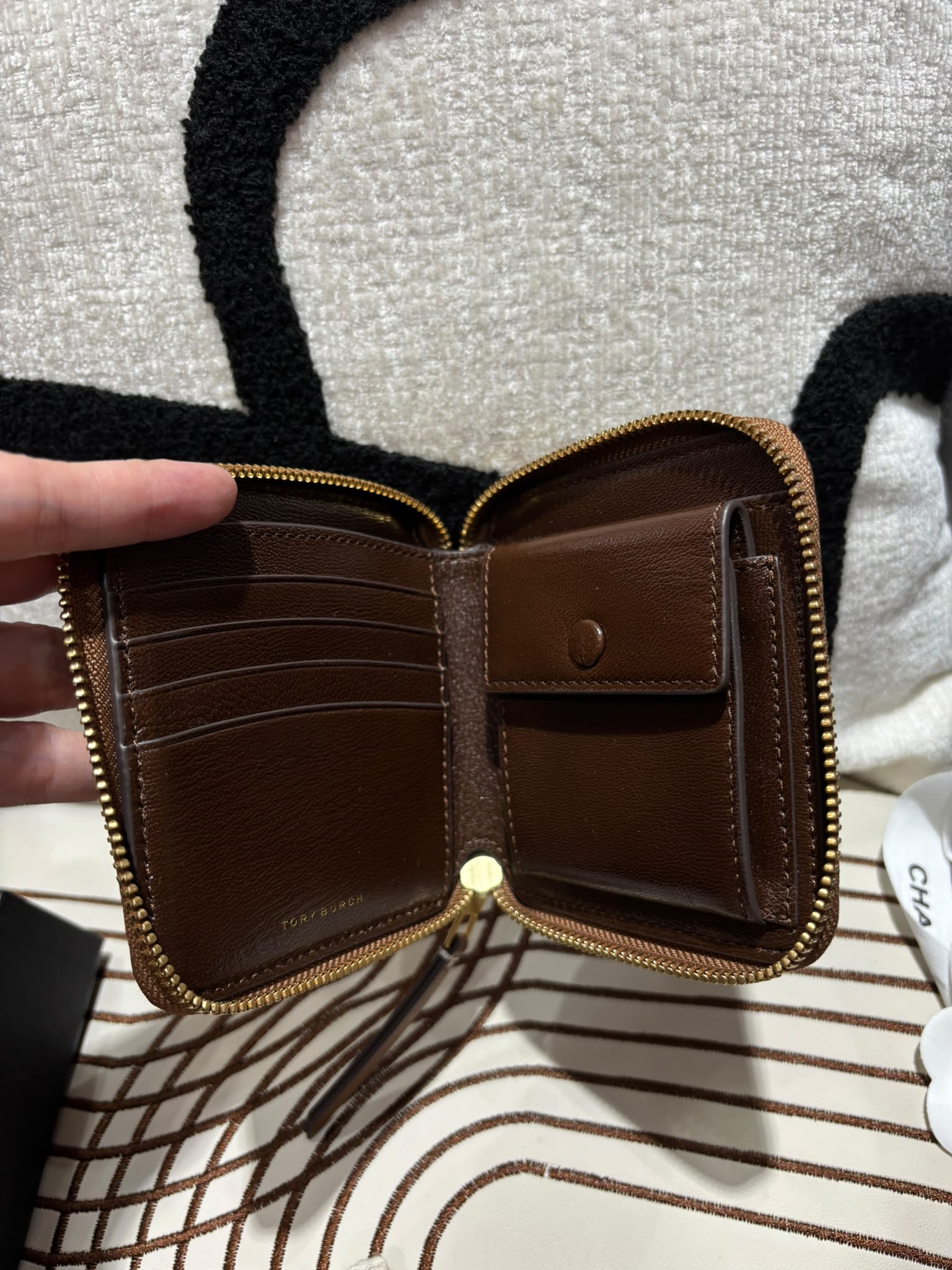 Tory Burch Zip around Wallet 100%Authentic, 99%New ✅Dust bag