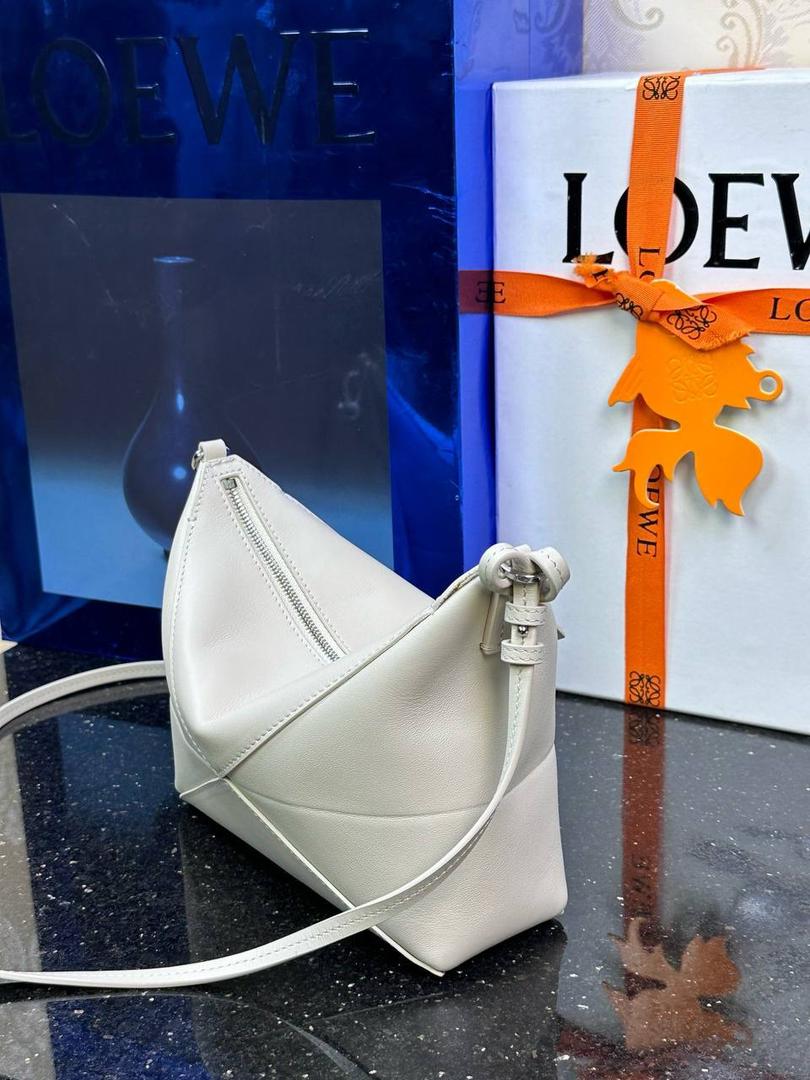 ♥️𝙋𝙪𝙯𝙯𝙡𝙚 𝙁𝙤𝙡𝙙 ——【海盐白】 尺寸：𝟐𝟑-𝟔.𝟓-𝟏𝟓.𝟓𝐜𝐦 编码：522404 🎈经典几何为造型，以及柔软细腻的Napa牛皮，升级为可完全折叠的手拿包。 🎈自带一根🉑拆卸🉑调节的肩带，一包多背，多样化风格，秀场大放异彩😃日常实用性强👌 🎈配全套专柜礼盒🎁，给你满满的仪式感👀