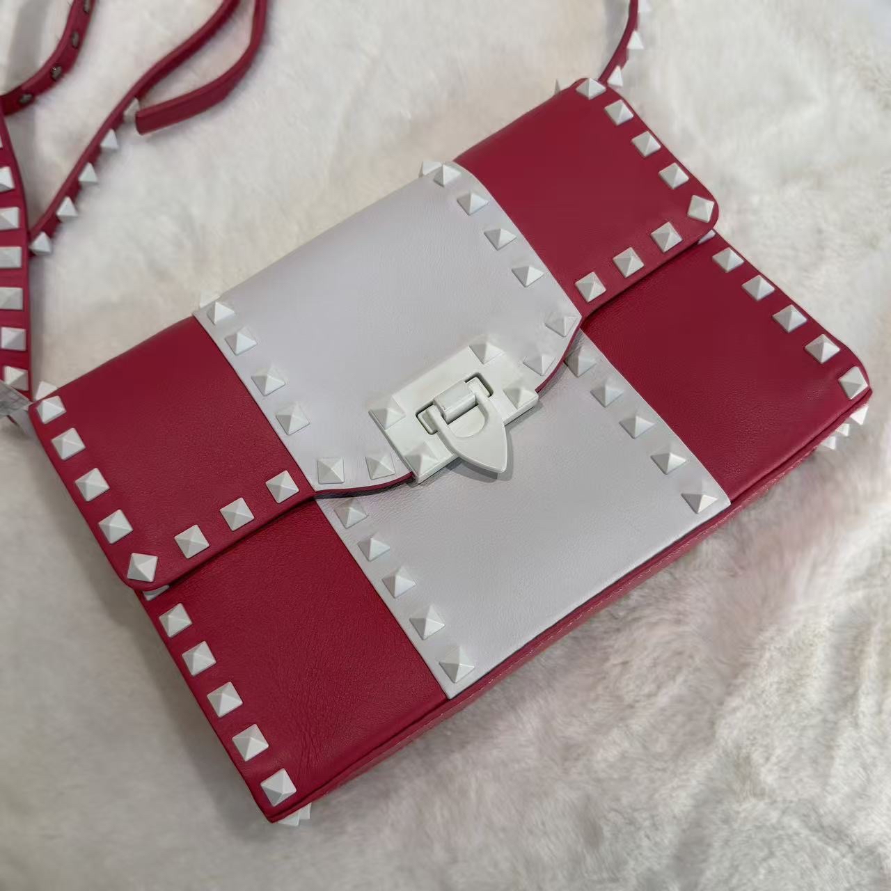 Valentino 鉚釘斜挎包 粉色系搖滾風格飾釘元素