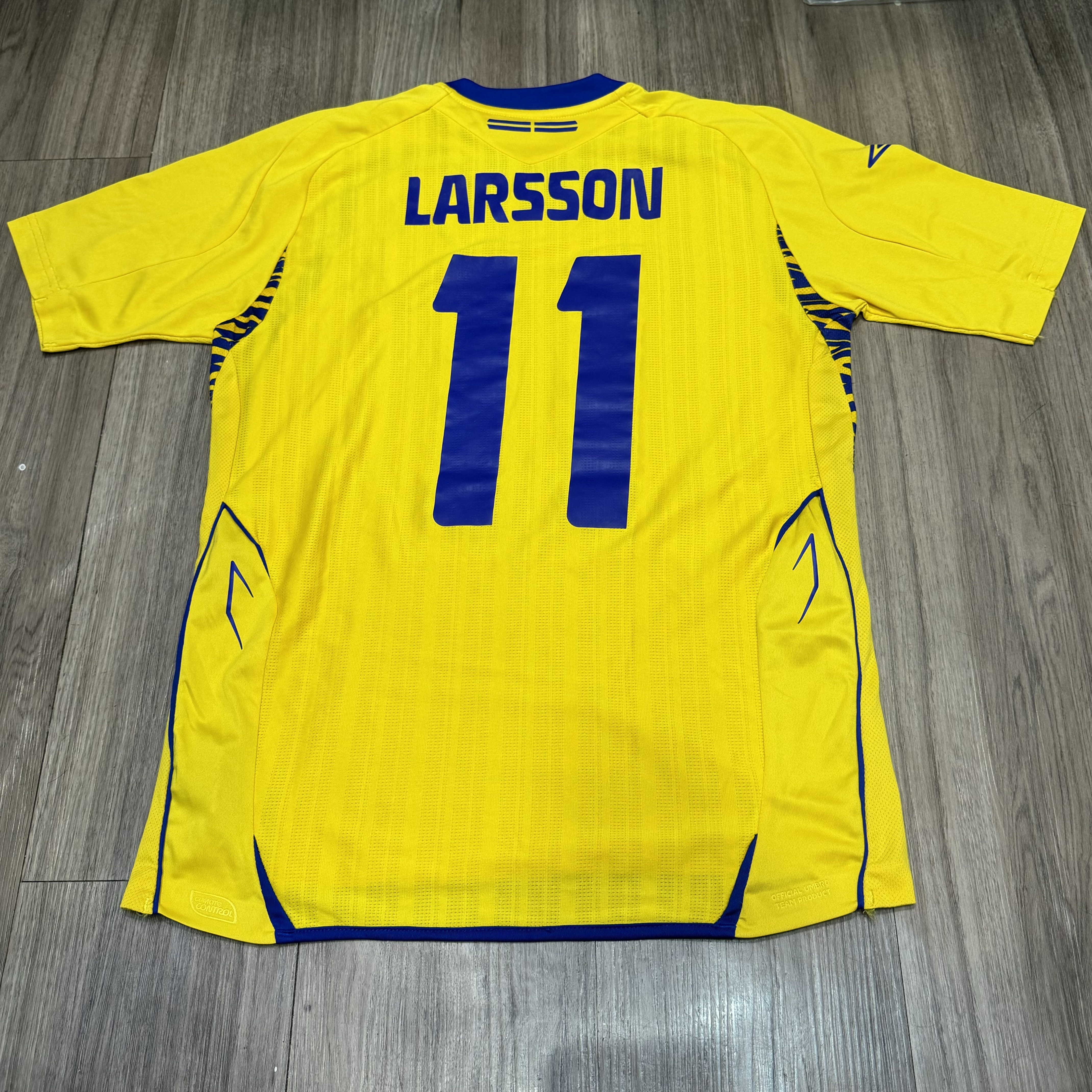 Sweden 07/09 home shirt #11 Larsson