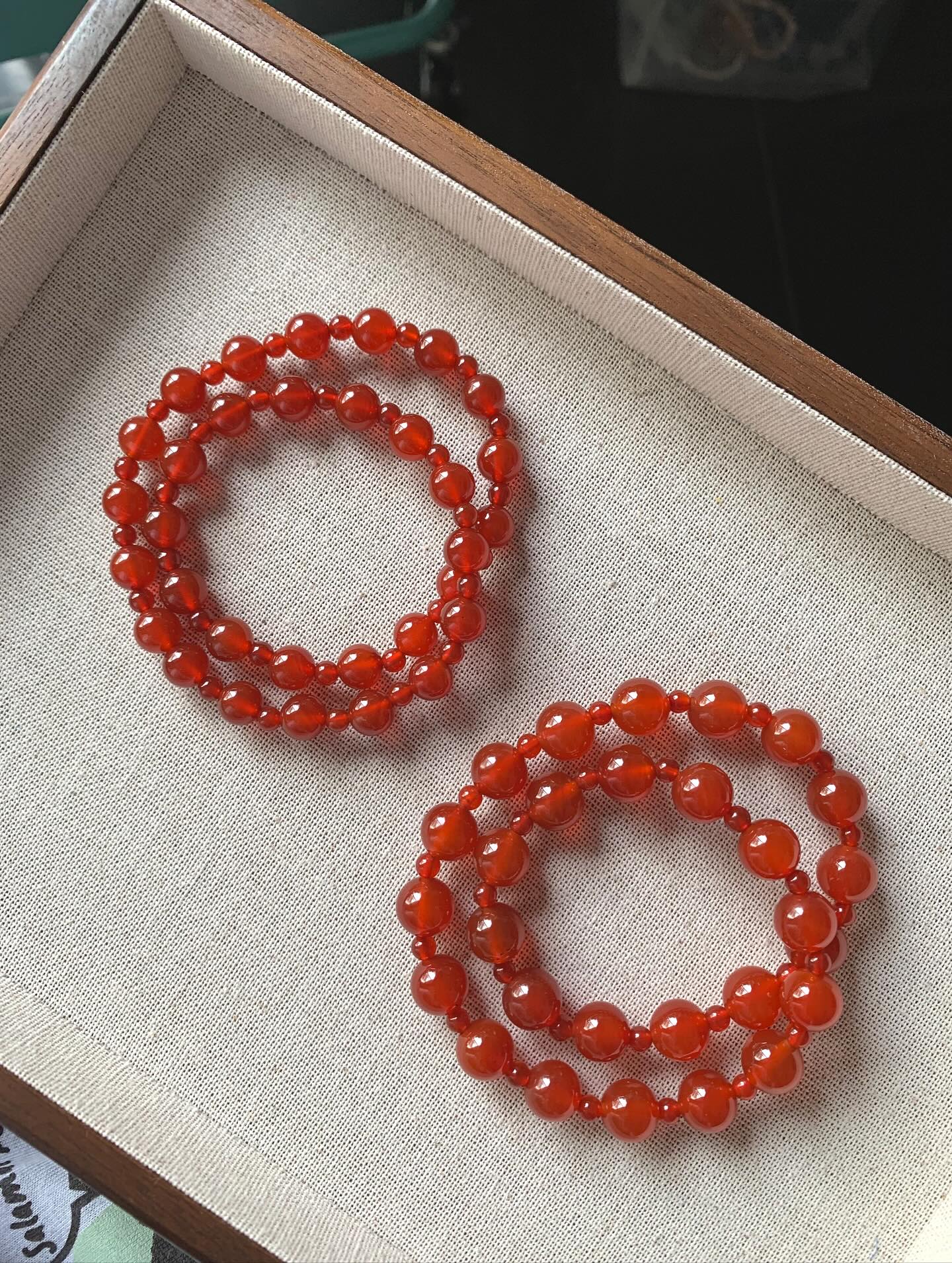 红玛瑙两圈 ｜Carnelian 2 laps8m+ RM5810m RM68实物会暗色一点的 红玛瑙的功效主要体现在改善身体健康（如促进血液循环、增强免疫力、调理内分泌）、缓解情绪压力（如安神助眠、增强自信）以及带来好运和灵性方面。它能帮助改善气色，对消化系统有积极作用，同时也被认为可以增加生命力和勇气Carnelian offers a range of benefits including emotional boosts like increased confidence, courage, and creativity, as well as potential physical benefits such as improved circulation and vitality. It is also associated with balancing the Sacral Chakra, which is believed to govern passion and emotional well-being. #红玛瑙 #赵露思同款 #天然水晶 #水晶手串 #马来西亚水晶网店 #redagate #carnelian #gemstone #naturestone #crystalhealingjewelry