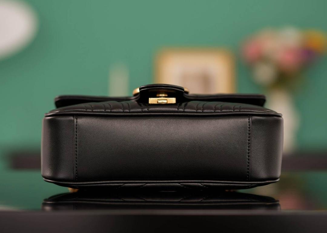 👜Marmont系列肩背包经典款 黑色 22cm💕 （原厂皮 全铜五金） 正品售价¥18.000 独家原厂皮发售 限量级别 GG家的经典款 黑金配色 经典洋气 耐看百搭 双Glogo 复古五金 波浪纹绗缝牛皮 质感高级 绝对是出街必备 简约且精致 一年四季都能背！ 实用率超级高~ 官方款号 446744 尺寸小号：22x13x6cm 尺寸大号：26x15x7cm