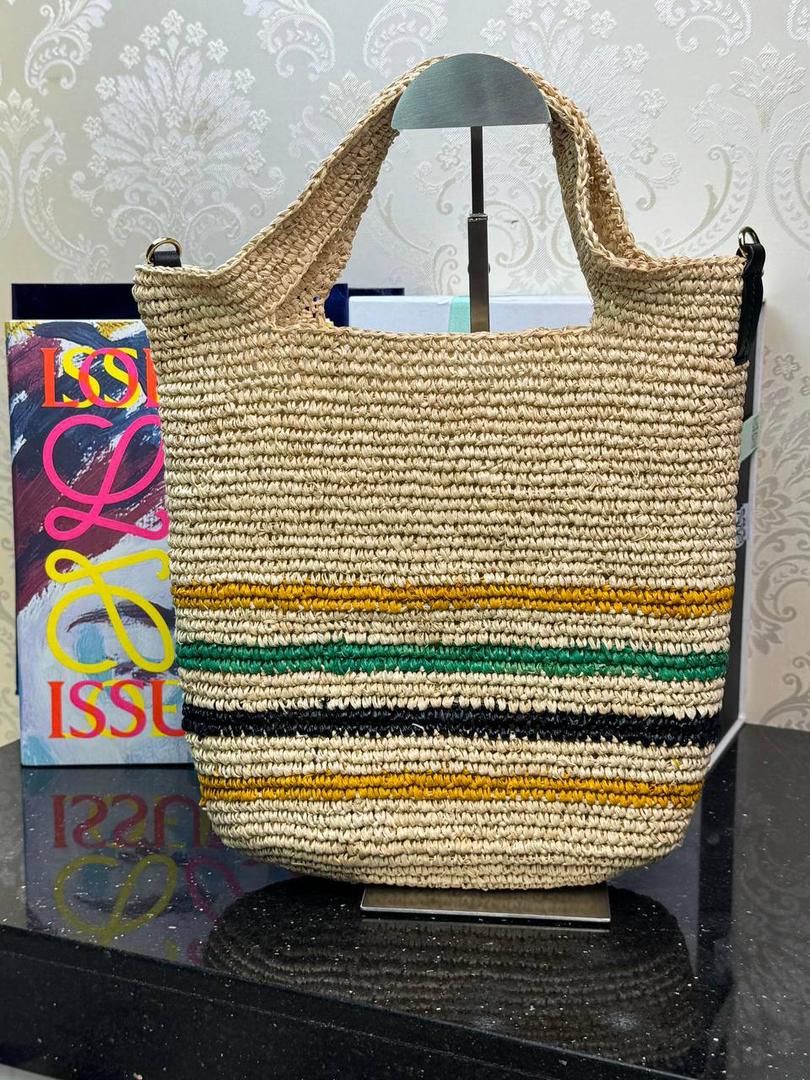 🎈𝙋𝙖𝙪𝙡𝙖 𝙞𝙗𝙞𝙯𝙖 迷你酒椰草编包𝙎𝙡𝙞𝙩🧺 ——【黑色拼色到货‼️】 面料：进口拉菲草/牛皮 尺寸：𝟑𝟎-𝟖-𝟑𝟎𝐜𝐦 编码：652405 （下单须知：由于天然纤维材料特别，带毛刺，日照时间长短不同，颜色略有变化，纯手工编织制作而成，每一只都独一无二，每个包的尺寸也有所不同‼️完美主义者慎入⚠️） 👉🏻此款草编包由纯进口拉菲草叶手工编织制作而成，搭配有一条可拆卸的刺绣宽肩带，可斜挎/肩背/手提等多样化背法❤️时尚清新，软塌不定性，慵懒又随性，夏日出行必备‼️