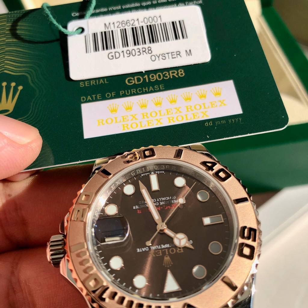 【经典名仕 一劳永逸】劳家爆款游艇名仕型系列m116621-0001男士腕表40mm间玫游艇出货，继续秉承AD家族优质特色、独家出品一表一码，三码合一 【机芯】搭载AD专注而制0️⃣返修、💯全新原装西铁城8215全自动机械机芯，走时精准，性能优异，动力储备高达48小时 【表壳】316L精钢表壳 高端同步防指纹[强]陶瓷圈口原版同步双向旋转，完美呈现与原版一致的弧度、光泽，超强高密度矿物质玻璃镜面，精致的做工完美秉承原装的潜水游泳🏊‍♀️性能 【字面】大厂同步超强夜光，夜光刻度、表针无瑕疵斑点、晶莹剔透，细节同步正品，内影圈刻字清晰，字体匀称 【表带】搭载316精钢表链可调节原装表扣