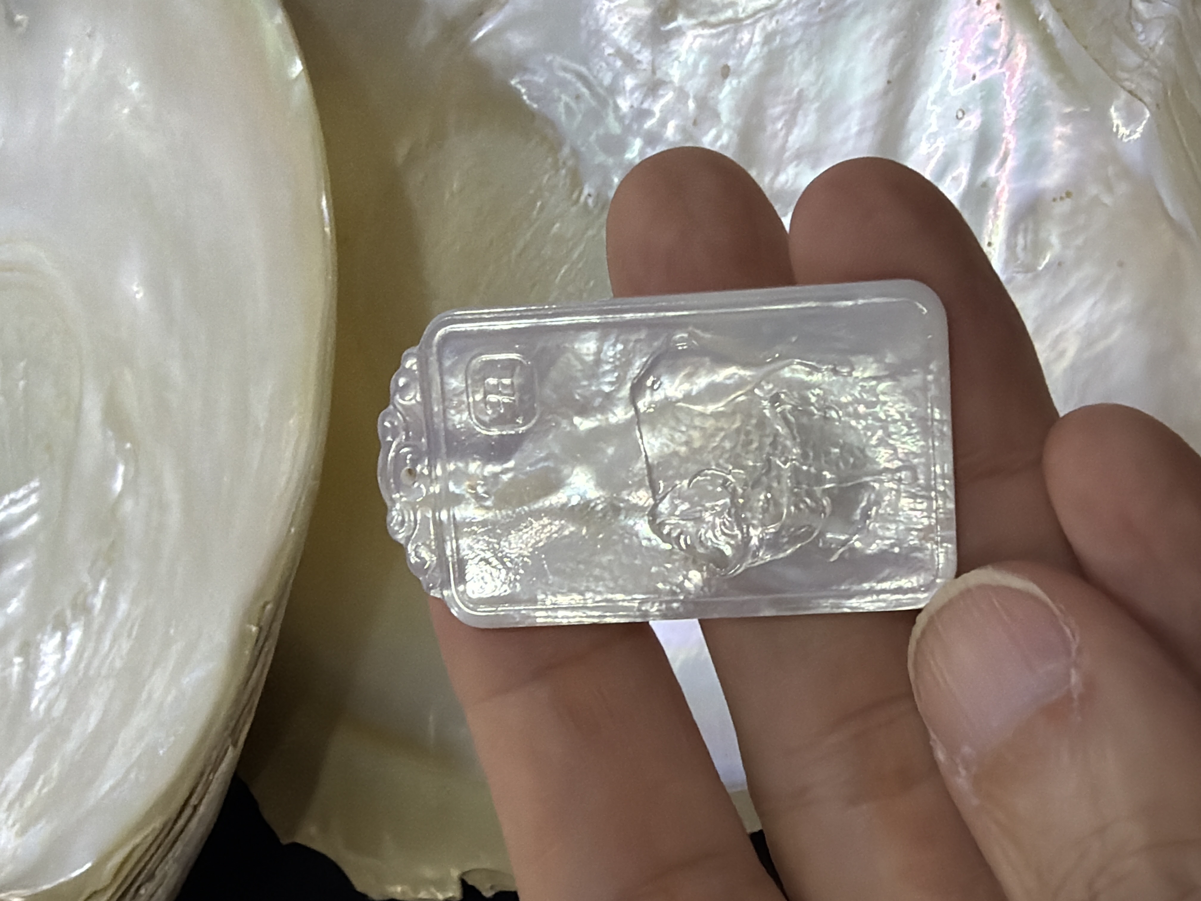 農曆新年巨獻（30%off) 印尼純天然白貝母精雕 #19 屬牛守護 虛空藏4*2.3cm（會加持配頸繩）