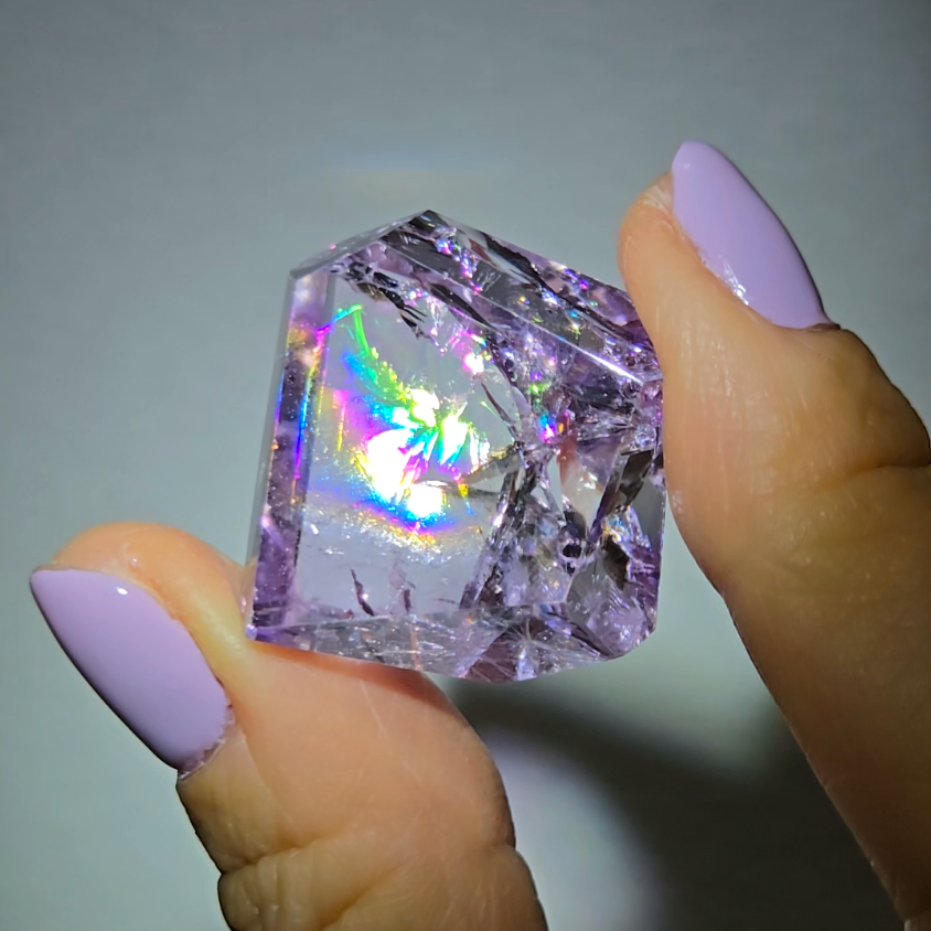 Amethyst pocket stone with rainbows and phantoms - AM82