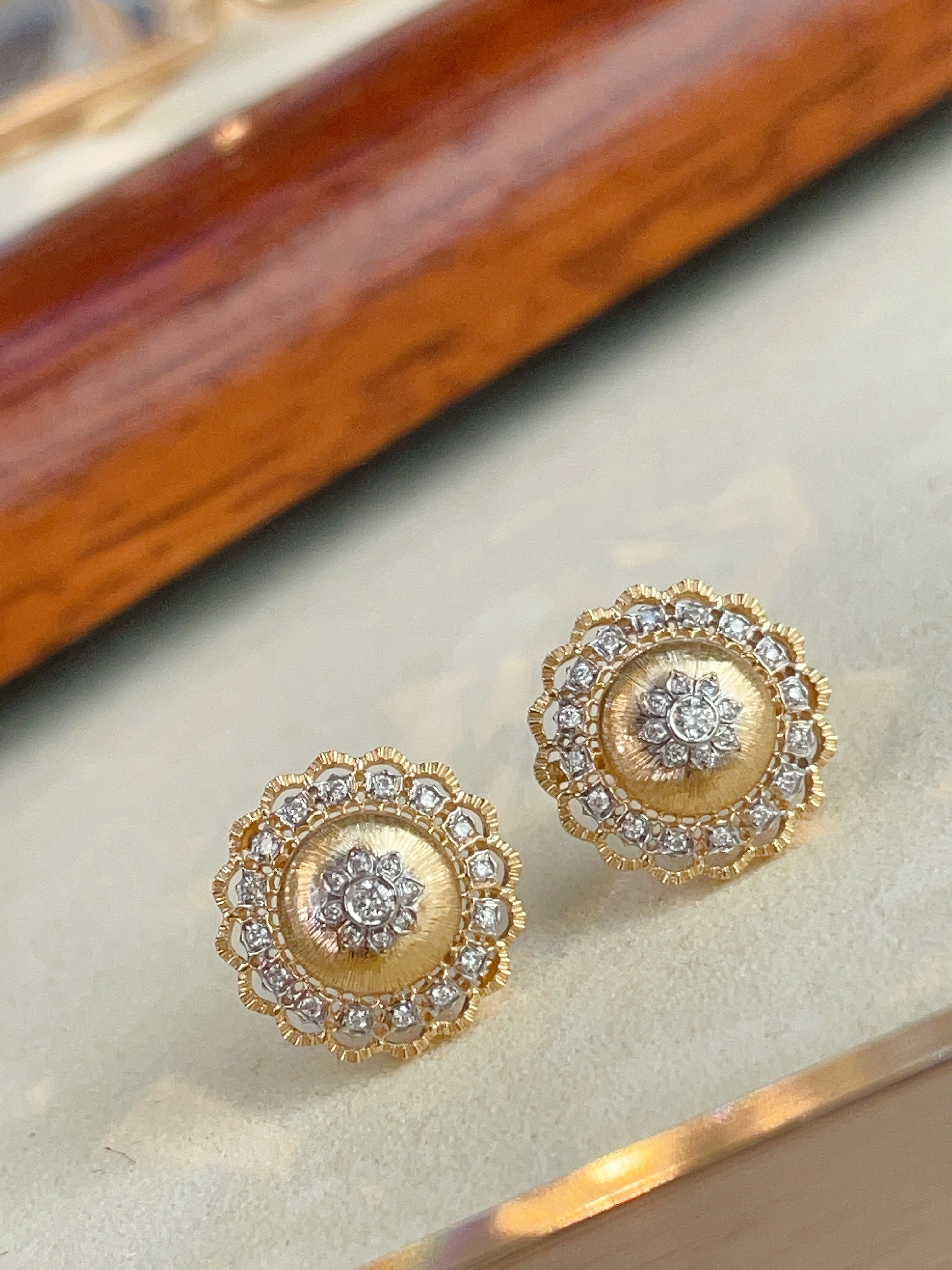 18K Gold Vintage Sunburst Diamond Stud Earrings N031332