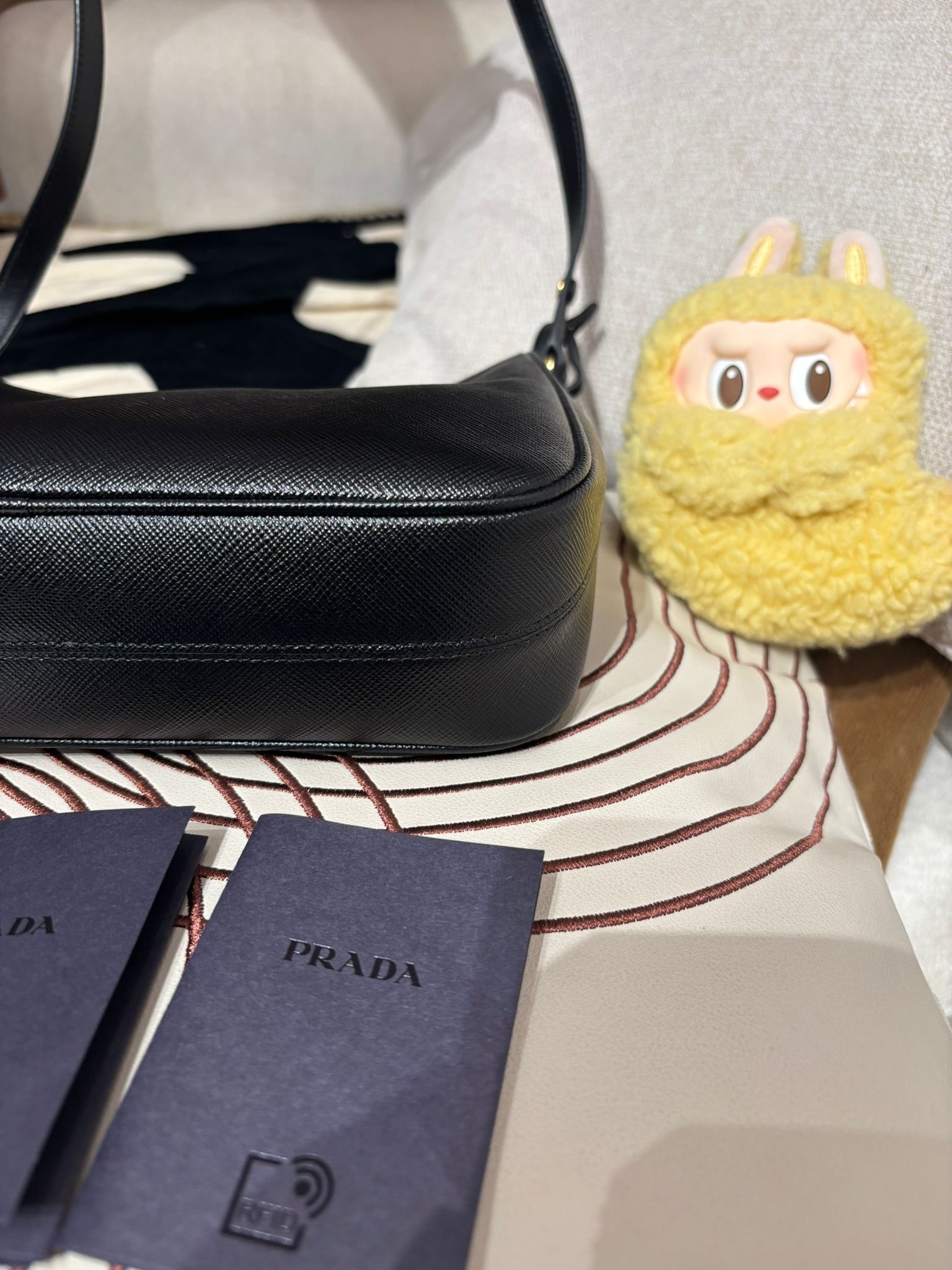 Prada Re-Edition hobo 牛皮 肩帶可調節長度 100%Authentic , 99%new ✅card booklet ✅dust bag 👜專門店售價$19,200📣