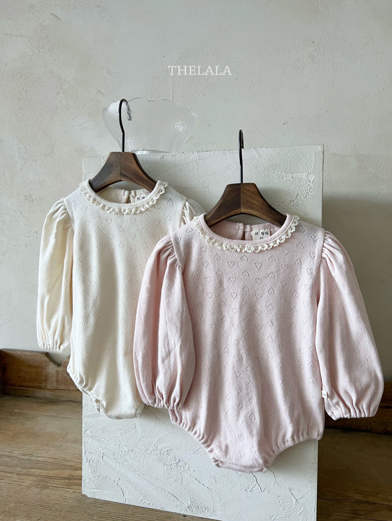 🌸預訂 韓國直送🌸🇰🇷THELALA兩色蕾絲心心通花長袖包屁衣