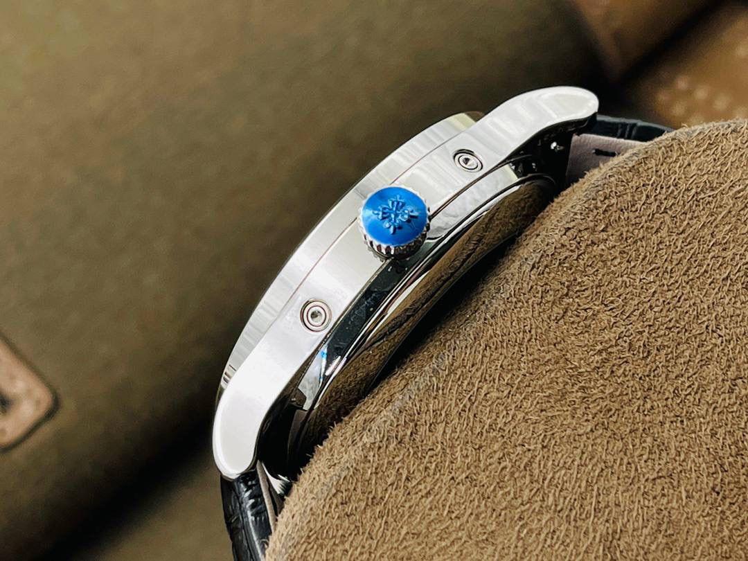 市场最高版本 百达.翡丽复杂功能计时5205G腕表！ 1⃣️历经两年不断对机芯进行改造与调试，一贯追求以原装工艺为目标！ 2⃣️直径38.5MM！ 3⃣️功能同原装一致，月相/星期/月份/日历！ 4⃣️字面为高难度双色渗透，非普通厂工艺！ 5⃣️蓝宝石玻璃镜面，表面镀多一层通透！ 6⃣️（技术突破)采用海鸥机芯改进为一体Cal.324S机芯！ 大小夹板均能做到完美倒角效果，并做镀铑加工。 7⃣️夹板采用瑞士进口宝石轴承点缀，色泽纯良，鲜艳自然