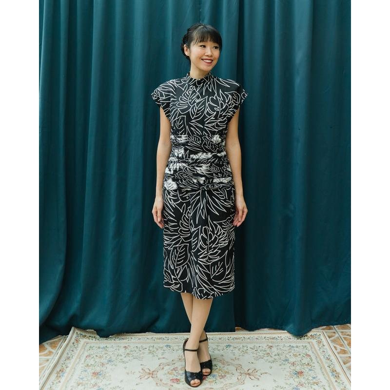Vintage C.a. 1980-90s Liz Claiborne White Leaf Outline Black Secretary Wiggle Dress with Shoulder Pad (MT1601-8)