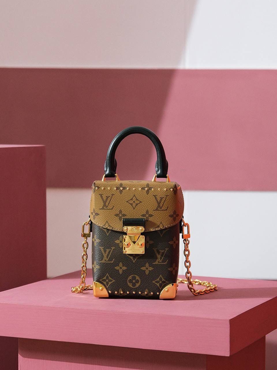 𝐂𝐀𝐌𝐄𝐑𝐀 𝐁𝐎𝐗 系列 👜✨ ■ 尺寸: 12.5*17.6*6𝐜𝐦 ■ 秋冬必入秀款𝙘𝙖𝙢𝙚𝙧𝙖 𝙗𝙤𝙭系列 简直就是一眼爆款！ 反转拼色软盒子的设计搭配着小手柄 让整体包包看起来更加精致小巧又不失大气优雅！ 四角五金也是妥妥的重工质感，原汁原味的小硬箱标配！ 不得不说 又是一个“”爆款之王”不但颜值爆表 容量也满足了日常出行必备 更多的是它一包多背法！