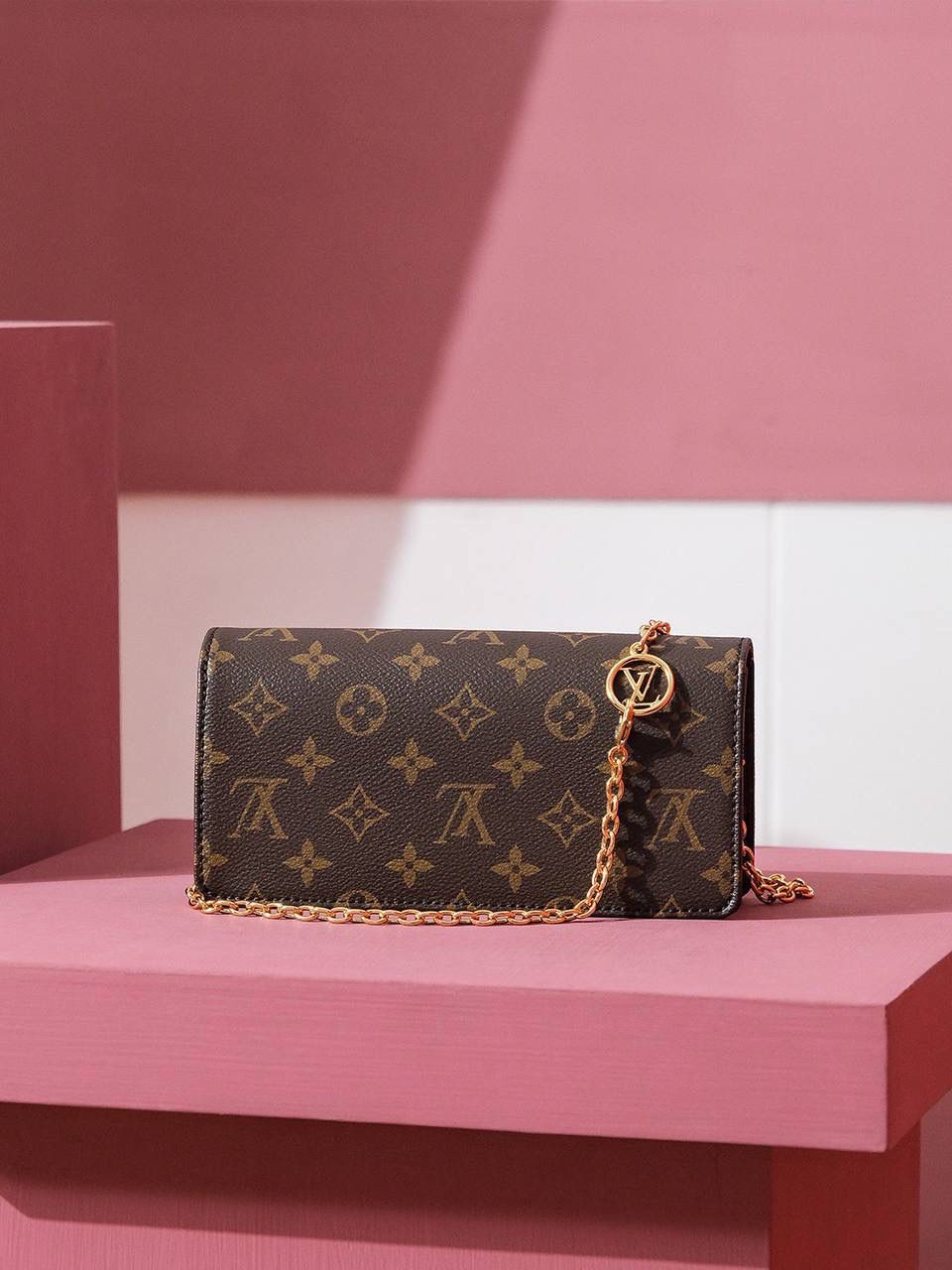 𝗪𝗔𝗟𝗟𝗘𝗧 𝗢𝗡 𝗖𝗛𝗔𝗜𝗡 𝗟𝗜𝗟𝗬系列 👜✨ 尺寸:20.7*10.2*3.5𝐜𝐦 𝗹𝗶𝗹𝘆 𝘄𝗼𝗰系列真的是爱惨了！ 颜值上，一整个惊艳的天花版设计！ 不得不说，设计师真的太懂我们女生的心思了，简约的包身搭配着独特精致的链条让整个包身呈现出它独特的味道！ 看似很精美 但容纳量非常高 一年四季都可搭配，既能当手拿包又能斜挎、单肩以及腋下，多种背法！ 氛围感拉满，必入款！🎀👍