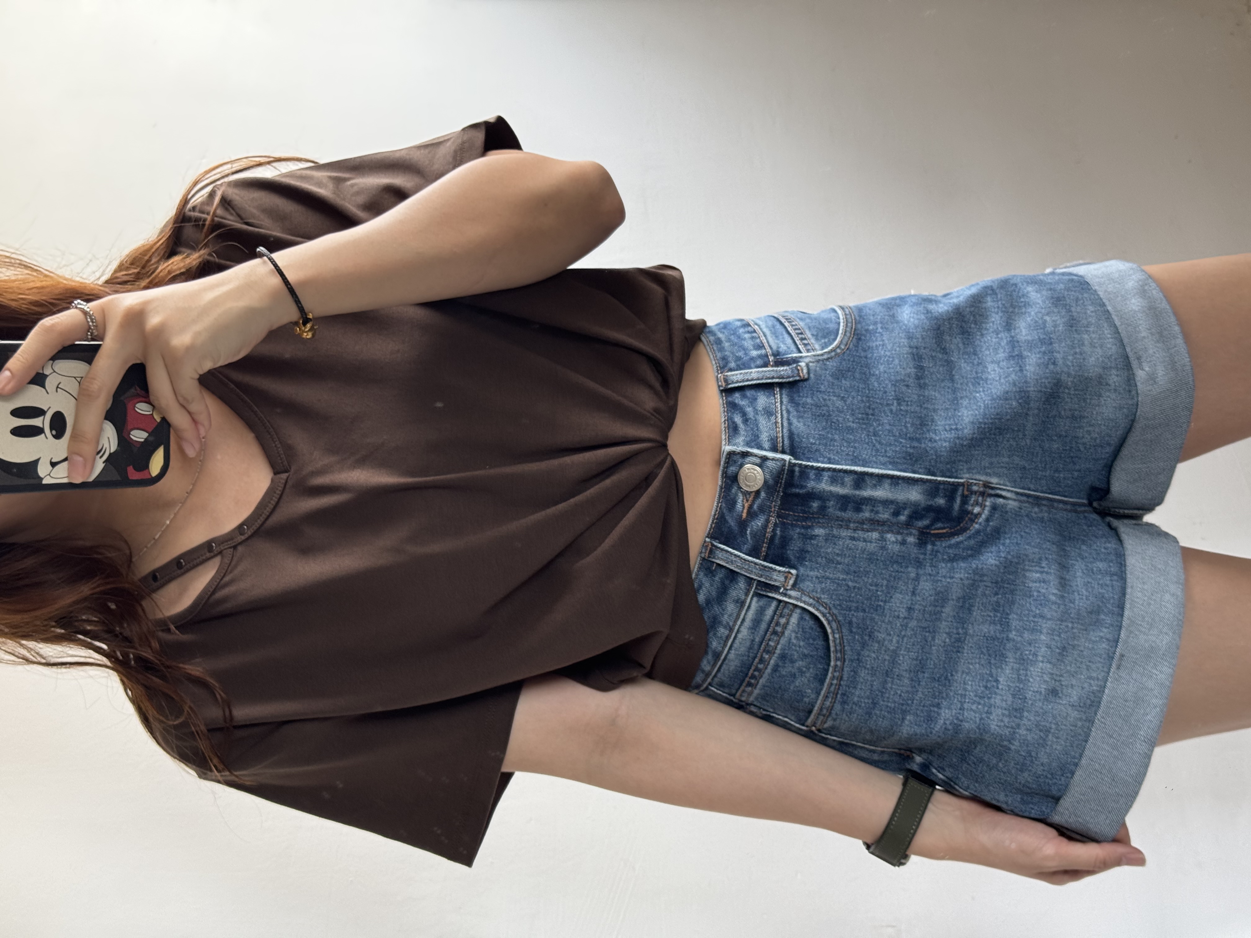 窩釘小V領穿洞Tee