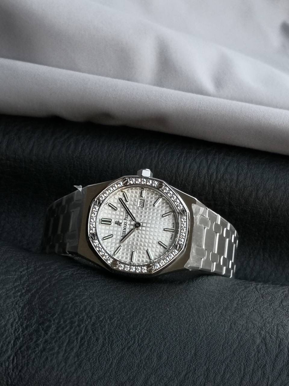 表壳厚度为7毫米，整体较为纤薄，使腕表佩戴起来更加轻盈，不会给手腕带来过多的负担。 皇家橡树67651延续了标志性的八角形表壳，展现了爱彼独特的工艺美学。每一处细节都经过精心雕琢，体现了品牌对完美的追求。 指针经典：采用皇家橡树指针，这种指针形状独特，宽大且线条流畅，具有较高的辨识度，与表盘的整体风格相得益彰，为腕表增添了一份优雅与大气。