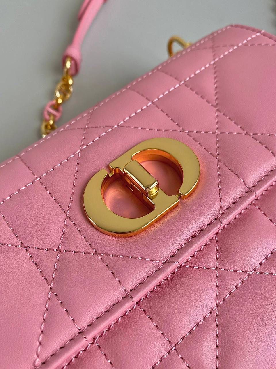 🈶浅粉，迷你 𝗗𝗜𝗢𝗥 𝗠𝗶𝘀𝘀 𝗰𝗮𝗿𝗼链条手袋 开挂啦开挂啦！！火爆全网 不出意外夏天最爱的一只小包了 还是经典的藤格纹标识，真是百看不腻 金属链环和与皮同色系珐琅扣链环交替肩带 完全神一般的存在，可爱可盐，颜值太顶啦 内隔层容量日常足够了，斜挎/单肩/腋下都可 极简的法式浪漫松弛感直戳心脏，不挑人，冲！ 17.3×13×7.5cm，#💰115053m