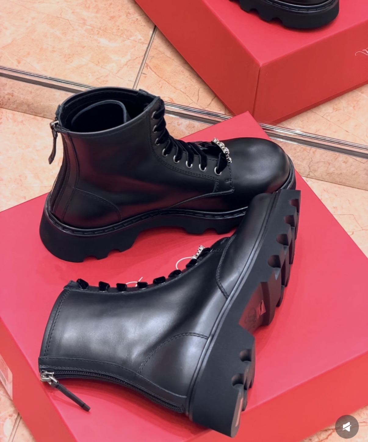 限時優惠✨新款🆕訂貨🍒RV VIV’ Rangers小鑽扣boot  後有拉鍊 方面穿著✨  Size 36 37 38 39 40 41