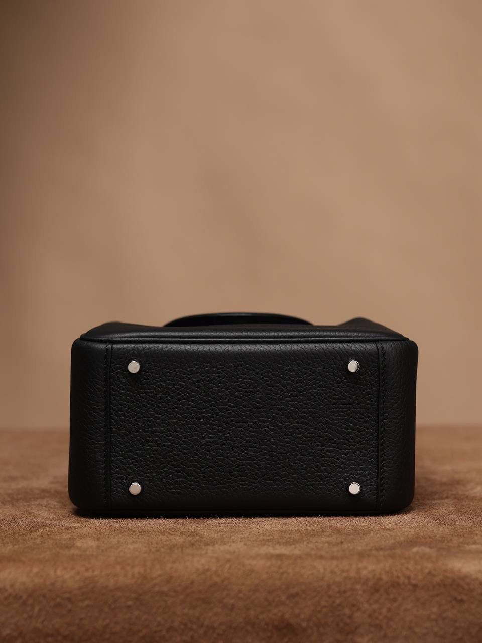 Hermes 爱马仕 Lindy Mini 19cm 黑色银扣👜✨ Lindy 独家渠道货 独家欧洲原厂皮原厂五金组装的ZP尾单货 尺寸：19*12.5*9cm Lindy是采用原厂的正品TC皮，什么是TC皮？ 爱马仕专用的clemence,简称tc皮，是Hermes最受欢迎的皮革之一，颜色会比Togo少一些，但是纹路比Togo细腻，含油更高，更软，因此稍稍有些下垂感的特点。