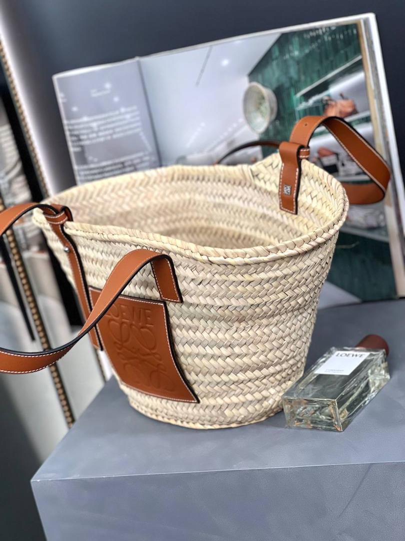* 𝘉𝘢𝘴𝘬𝘦𝘵 爆款草编包。 🔥 到货啦🔥 中号尺寸:43-25-28cm 编码:18184658棕色 配卡片证书📄防尘袋礼品袋🎁 正宗马来西亚🇲🇾棕榈叶 ，一只火爆到疯狂的草编包，粗糙的编织与浓郁的loe风格皮印，非常时髦，第一眼看到就深深种草了，带着它美美的去度假⛱️ （注：大自然原材料➕纯手工编织，在色彩与尺寸上，颜色与大小不统一，完美主义者慎入！）