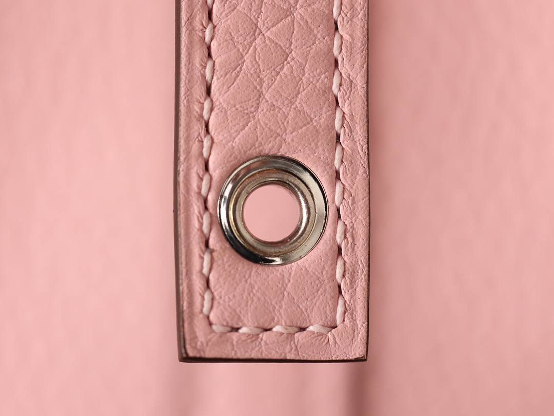 H菜篮子👜✨ 3Q樱花粉18cm银扣 独家渠道货！独家背景！高清实拍图！ 每个细节可放大看，全网天花板级别的菜篮子，独一无二的过验产品，每个细节都是对版的！ 纯手工制作、细工慢活、工匠精神雕刻的艺术精品！零售后，包满意！奢侈品中的精品之作！ 尺寸：18 X 19 X 13.5cm