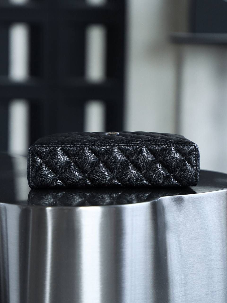 25P飯盒包鑒定版👜 一包一碼 支持全球鑒定查驗身份證原廠專G 三隻羊皮料過關清單資料可査詢 25P系列中的明星單品，lp飯盒包非常輕便，鏈條可拆卸當手拿包！ 小logo很高級，內斂的高級感！ 小而不廢，plus手機妥妥的容納，可甜可酷完美體現！ 五金：全鋼淺金扣 皮料：impala三隻羊中小球 尺寸：17*19.5*5cm