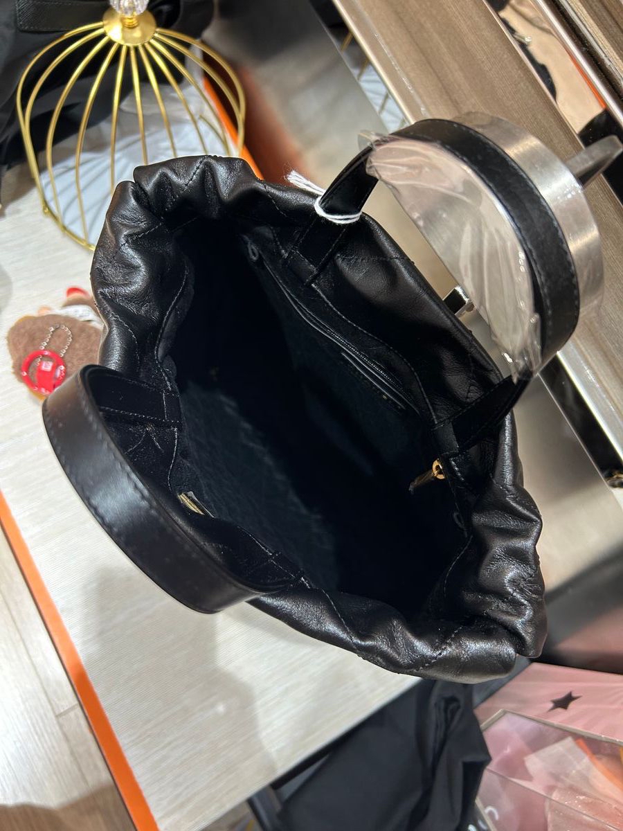 Chanel 22 backpack small 黑色牛皮金鏈, 100%Authentic, 98%new ✅晶片✅Dust bag