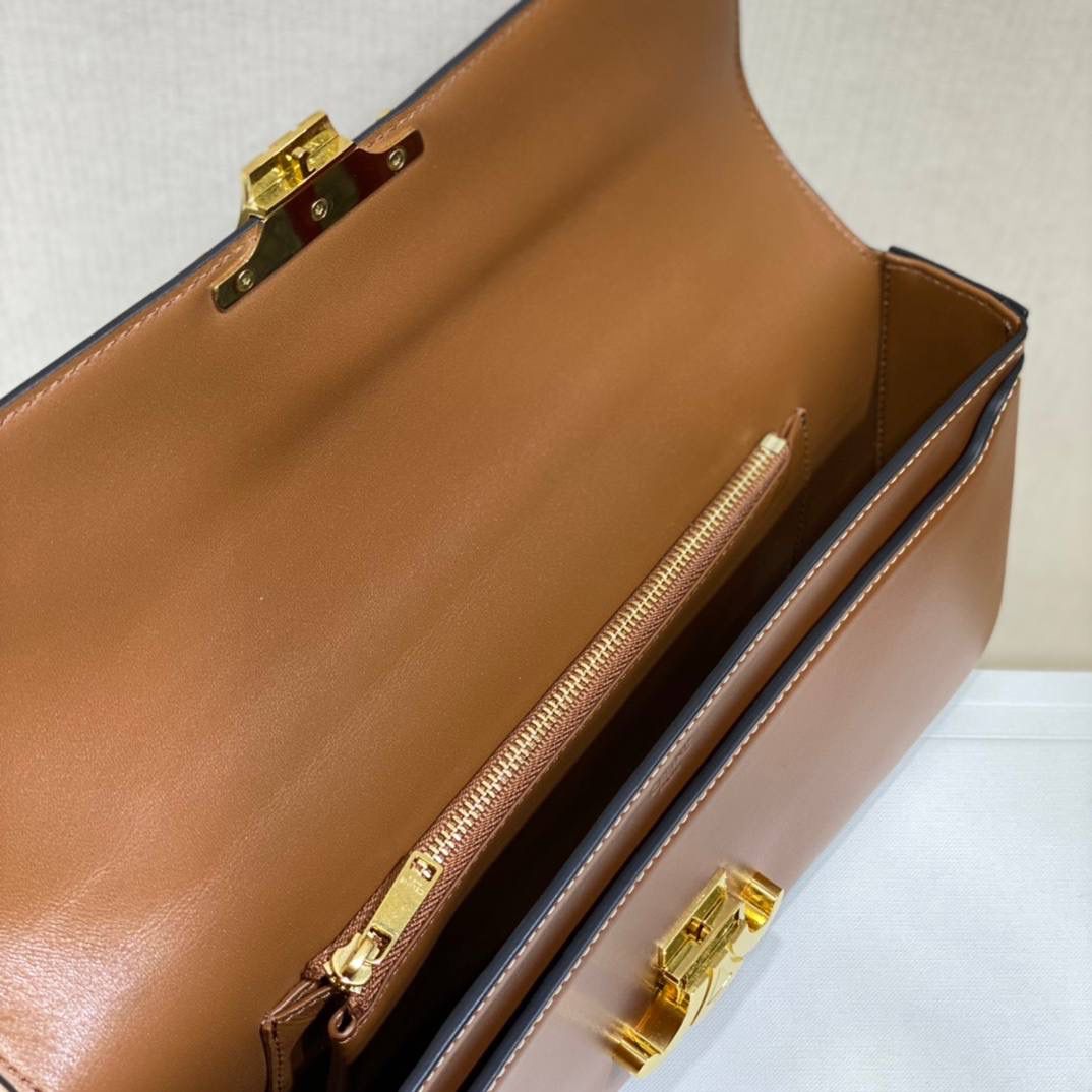 🔥大货实拍图 𝗖𝗘𝗟𝗜𝗡𝗘 ♥ 亮泽牛皮革链条包 型号：197413 尺寸：33*13*5cm