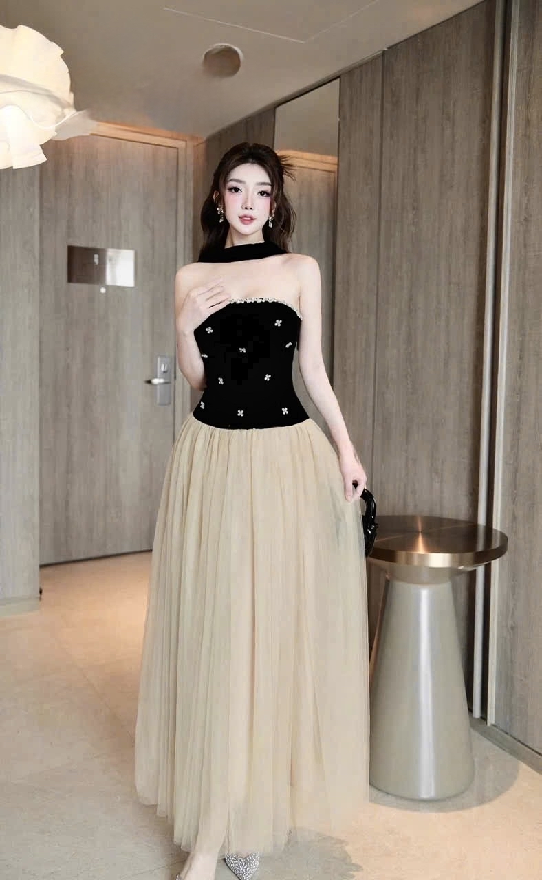 優雅的黑色無肩帶薄紗裙