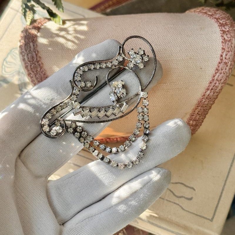 Rare! C.a. 1940s European Art Deco Scrollwork Brooch with Draped Diamanté Chains (NZ093)
