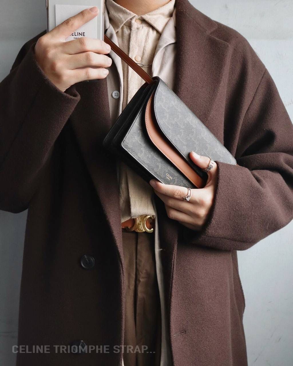 🔥大货实拍图 𝗖𝗘𝗟𝗜𝗡𝗘♥𝗖𝗔𝗡𝗩𝗔𝗦 𝗪𝗢𝗖风琴包 型号：10D852 尺寸：20*11.5cm 𝗖𝗲𝗹𝗶𝗻𝗲的这个𝗪𝗼𝗰包也叫三合一，真的物超所值了！啥都能装啊！pro max生活基本用品都能塞下，还有专门的放卡区，功能齐全太给力了！难怪男生们也偏爱ta！