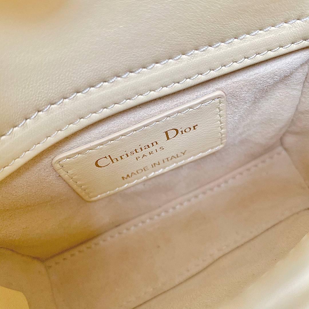 𝗗𝗜𝗢𝗥 𝗺𝗶𝗰𝗿𝗼 𝗹𝗮𝗱𝘆 𝗯𝗮𝗴小鸡黄🐥 火爆全网的最新超mini系列 天阿噜！小小只，简直太太太太可爱了！ 精致到巴掌大小，无敌治愈我这颗少女的心啊！！ size：12×10×5cm