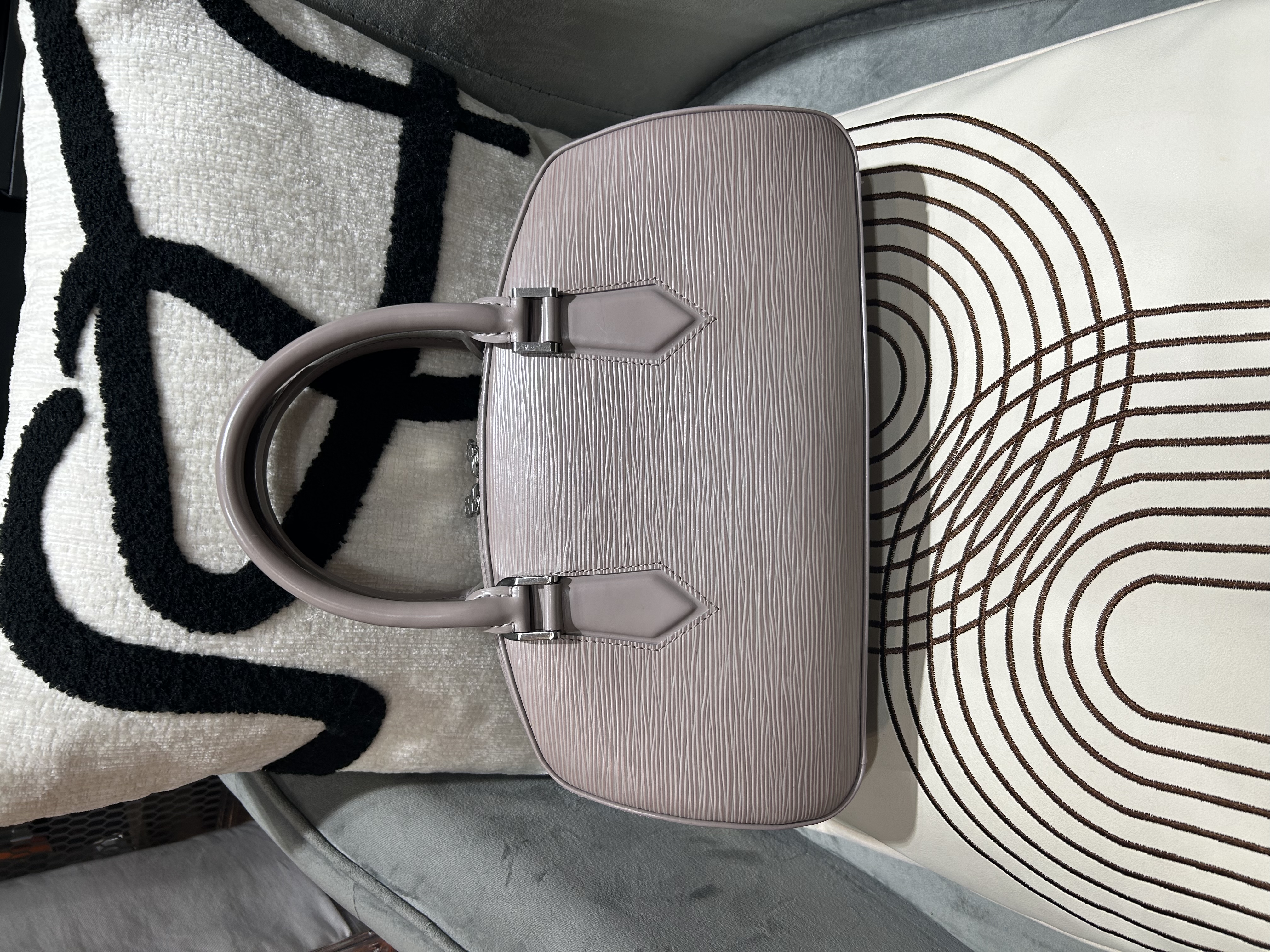 Lv Jasmine handbag epi leather 粉紫 100%Authentic, 95%New