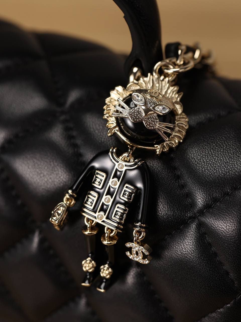 CHANEL 香奈儿小狮子挂件CF handle 手柄手提斜挎包💞👜 这款是黑色羊皮和浅金五金搭配，前面有小狮子挂件绝 handle cf 小羊皮真的很舒服 搭配浅金双C扣 太好看啦🤩五金材质还是一样的渠道来的 五金是市场唯一对版的金扣纯钢原厂材质 五金的贴膜也都是原厂的～ 尺寸:13 x 20 x 7cm.