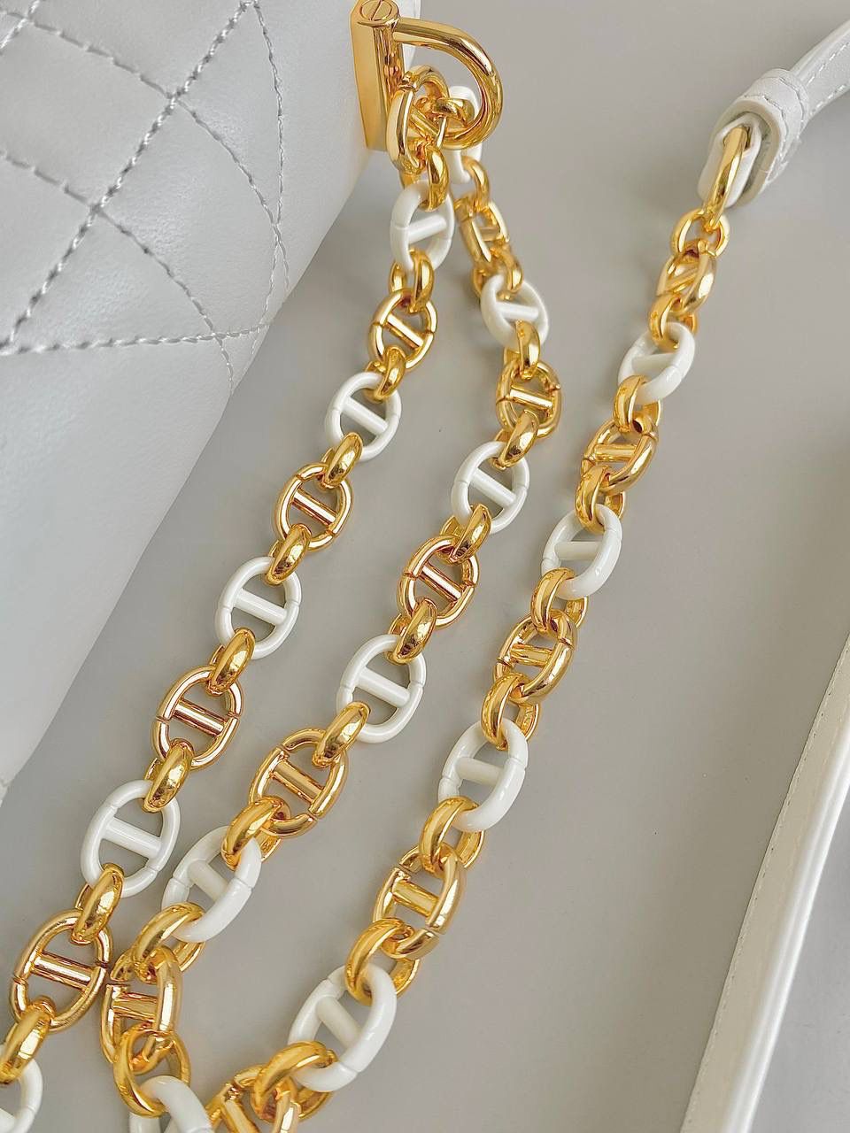 🈶白色，迷你 𝗗𝗜𝗢𝗥 𝗠𝗶𝘀𝘀 𝗰𝗮𝗿𝗼链条手袋 开挂啦开挂啦！！火爆全网 不出意外夏天最爱的一只小包了 还是经典的藤格纹标识，真是百看不腻 金属链环和与皮同色系珐琅扣链环交替肩带 完全神一般的存在，可爱可盐，颜值太顶啦 内隔层容量日常足够了，斜挎/单肩/腋下都可 极简的法式浪漫松弛感直戳心脏，不挑人，冲！ 17.3×13×7.5cm，#6553m